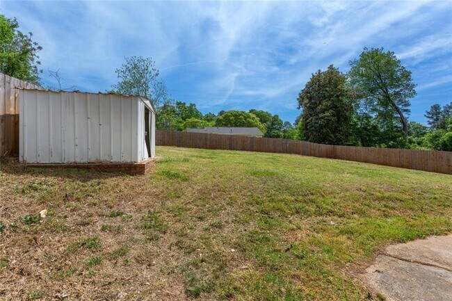 Building Photo - 2363 Beverly Ln