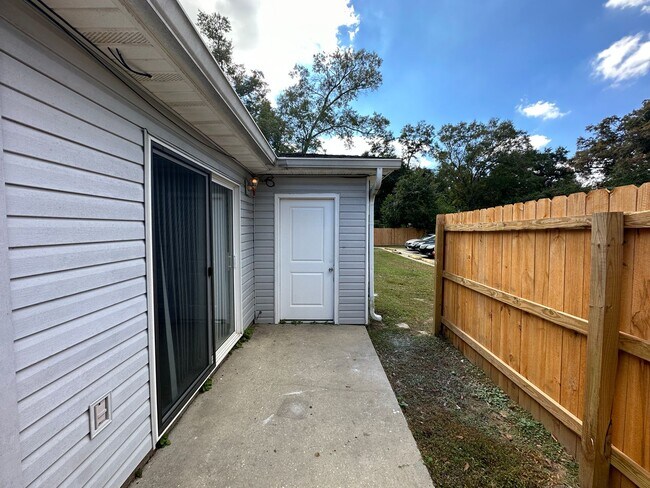 Building Photo - 2 Bedroom 2 bath unit for rent ~ water, sewer, trash, pest control and lawn care included!