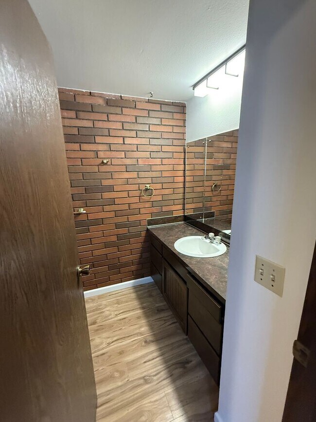 Building Photo - Spacious Single-Level Living with Retro Charm, Private Garage & Abundant Storage