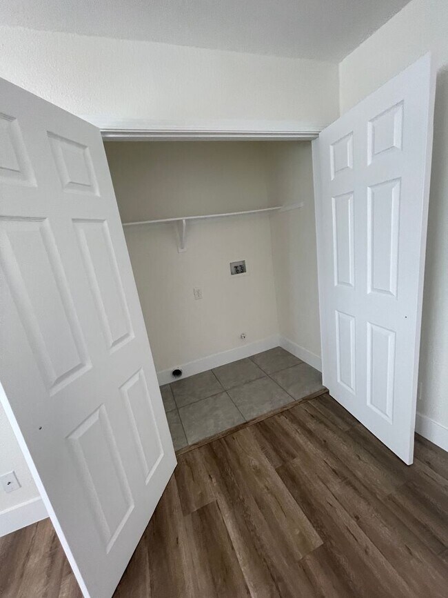 Building Photo - 924 S Cambridge St