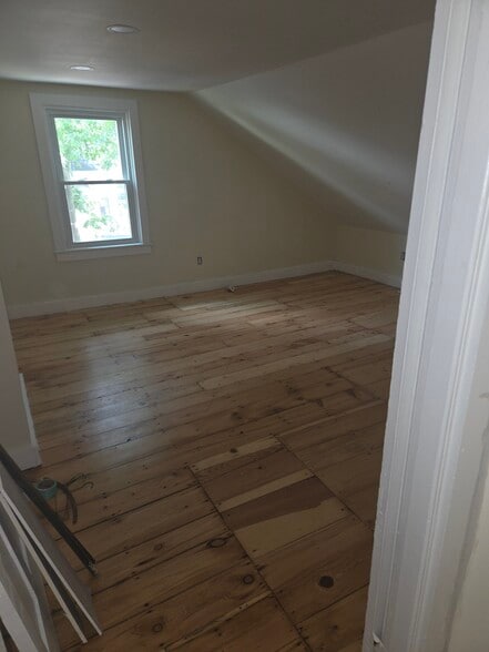 3rd floor bedroom - 20 Chilcott Pl