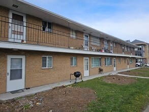 Building Photo - New price on 2 bedroom Just Steps from EWU Campus! $500 off one month's rent Move in Special