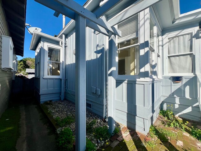 Building Photo - Charming 2 bedroom home in Pacific Grove!