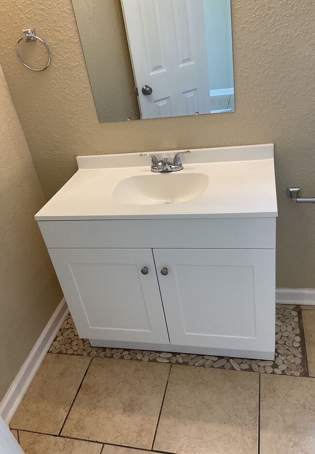 Building Photo - AVAILABLE NOW!