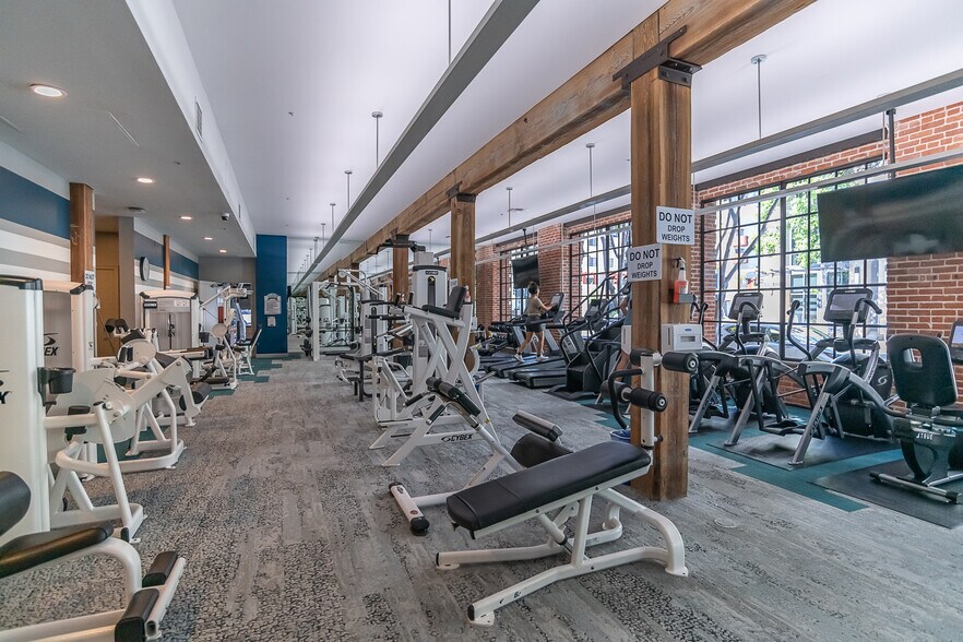 Building Photo - 500 W Harbor Dr