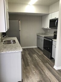 Building Photo - 3 Bed 1.5 Bath Townhome