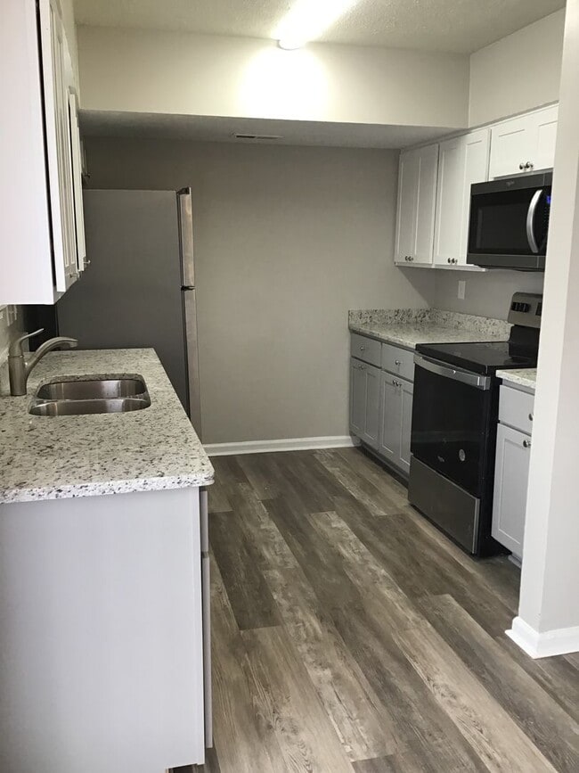 Primary Photo - 3 Bed 1.5 Bath Townhome