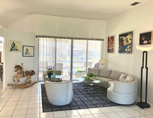 Building Photo - Home