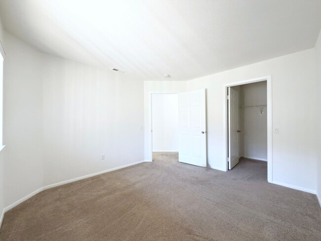 Building Photo - Upper Level Condo in Gated Vista Way Village!