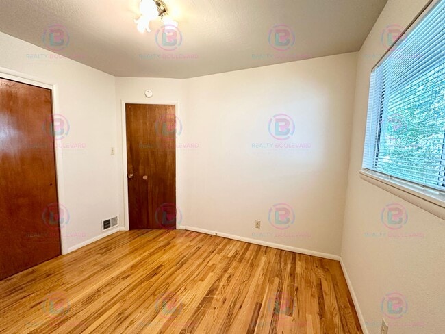 Building Photo - Delightful One-Bedroom + Office Near Idlew...