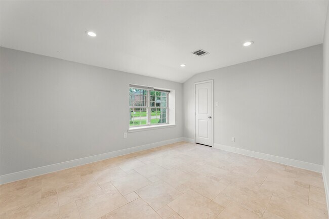 Building Photo - 14115 River Forest Dr