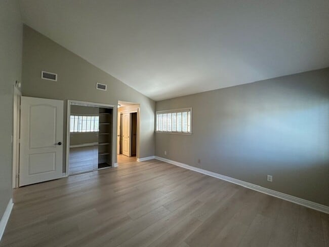 Building Photo - Stunning Newbury Park Home in model condit...