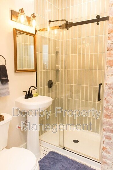 Building Photo - 621 Fortwood Pl