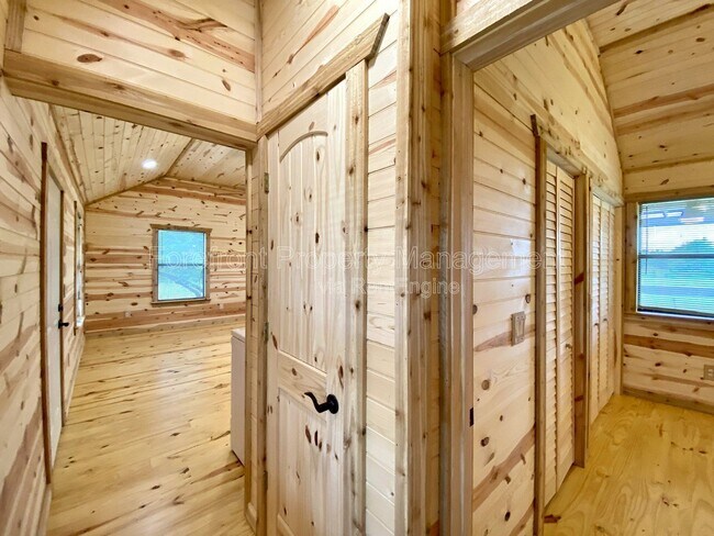 Building Photo - 624 Deer Creek Dr W