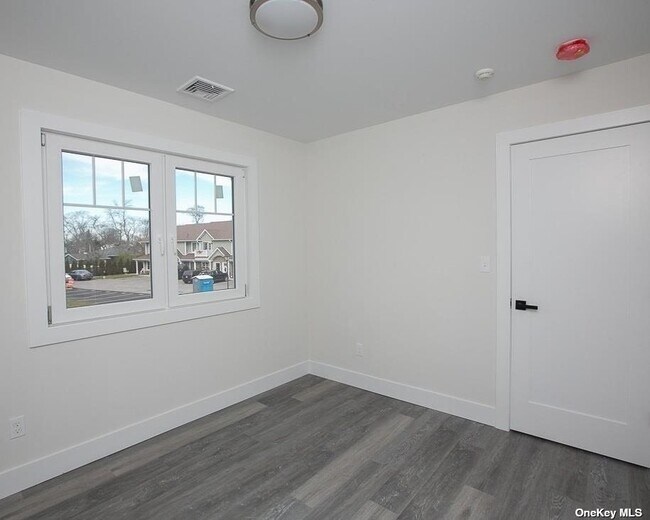 Building Photo - 170 W Montauk Hwy