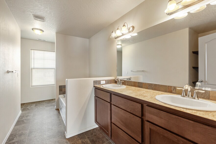 Building Photo - 4580 W Magrath Dr