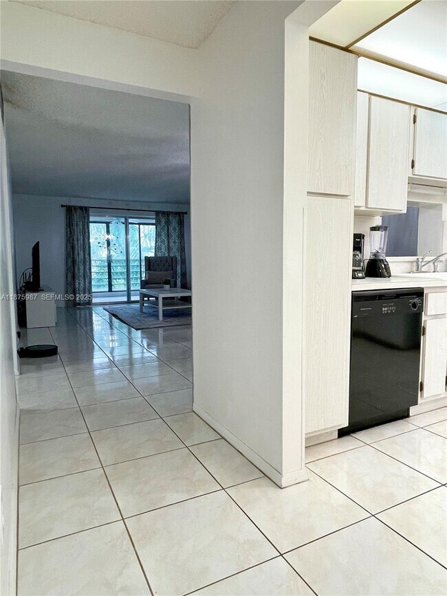 Building Photo - 131 SE 3rd Ave