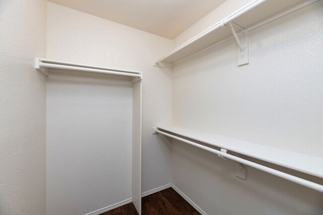 Building Photo - Move in Ready! 3 Bed/ 2 Bath in White Sett...