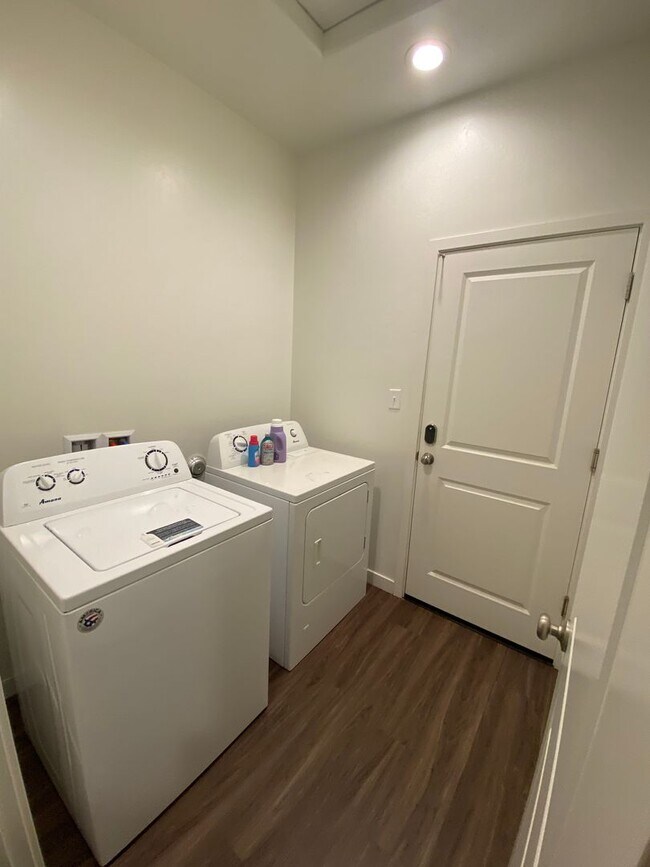 Building Photo - Welcome to the Best Deal in Town. Fully furnished 4 BD 2 BA house on a corner lot