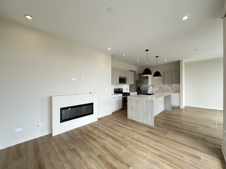 Building Photo - 3207 N Narragansett Ave