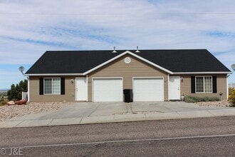 Building Photo - Charming 3-bedroom Home