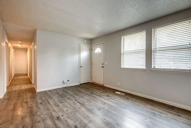Building Photo - Newly Updated Home Just Minutes From Downt...