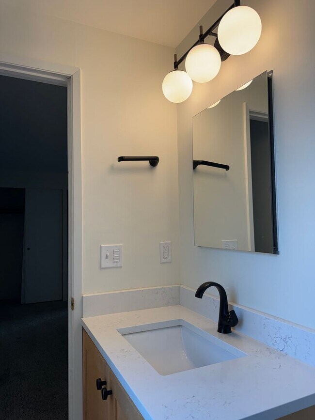 Building Photo - 1440 NW Meadowgreen Pl