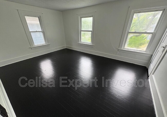 Building Photo - 2121 Riedmiller Ave