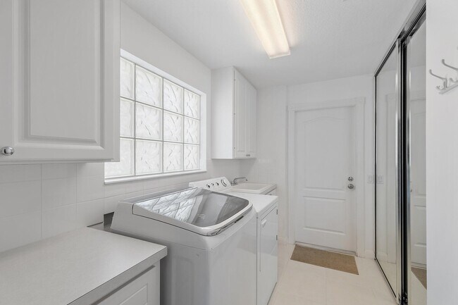 Building Photo - 9083 SE Hawks Nest Ct