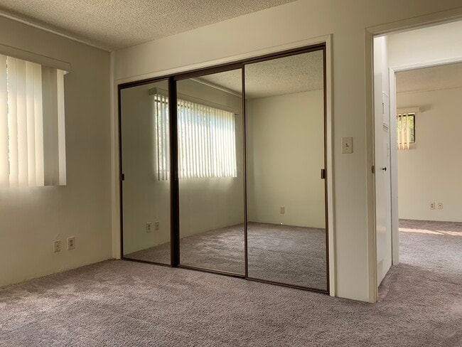 Building Photo - 2493 1/2 S Barrington Ave