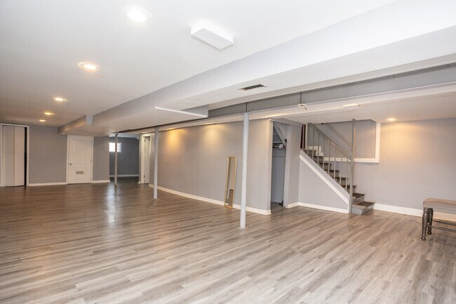 Building Photo - 9111 S Kingston Ave