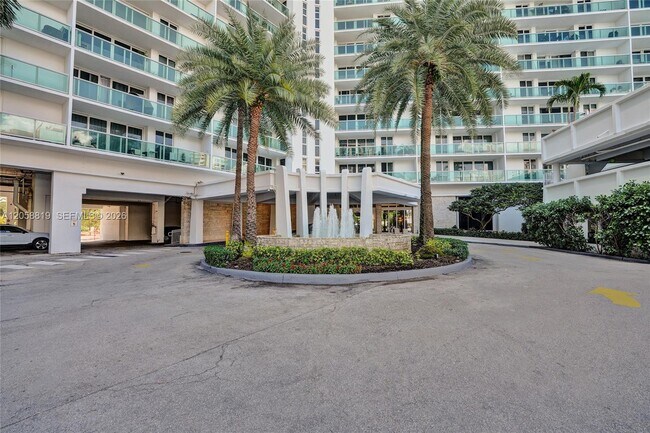 Building Photo - 100 Bayview Dr