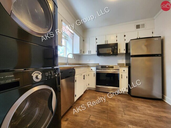 Building Photo - 2136 16th Ave S