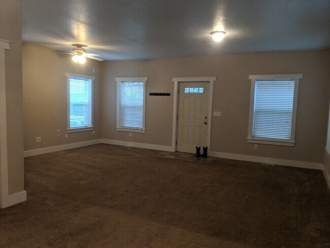 Building Photo - 64 Battle Hollow Ave