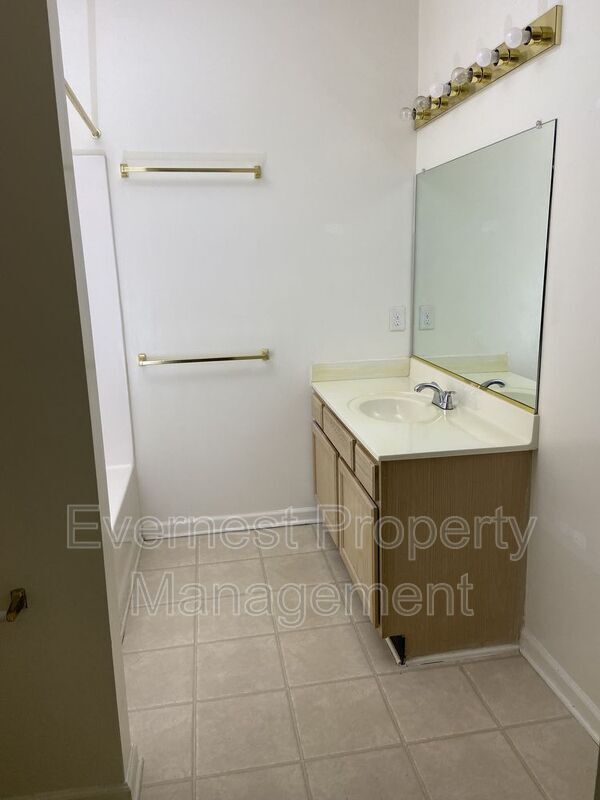 Building Photo - 9601 Links Way