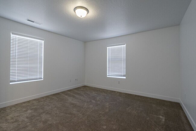 Building Photo - Well Maintained, 3 Bedroom and 2.5 Bathroom Townhome in Desert Color! Internet Included!
