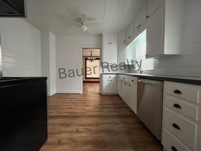 Building Photo - Beautiful 4 Bedroom on Ashland's South Side