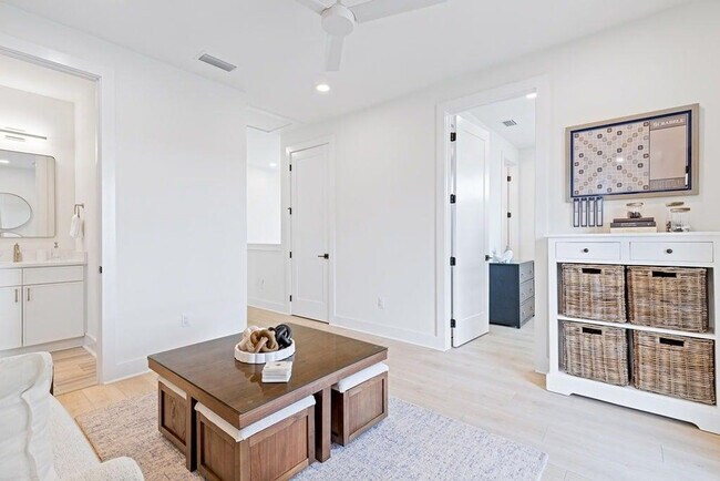 Building Photo - 68 Sarah St