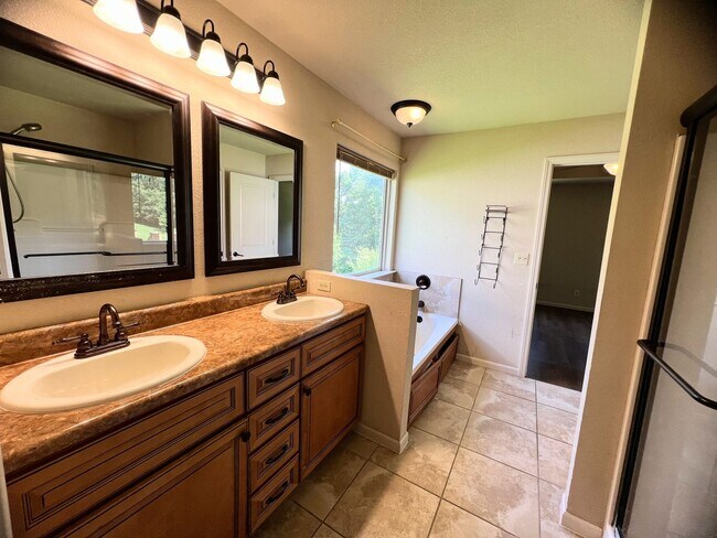 Building Photo - Fenced home close to FLW!