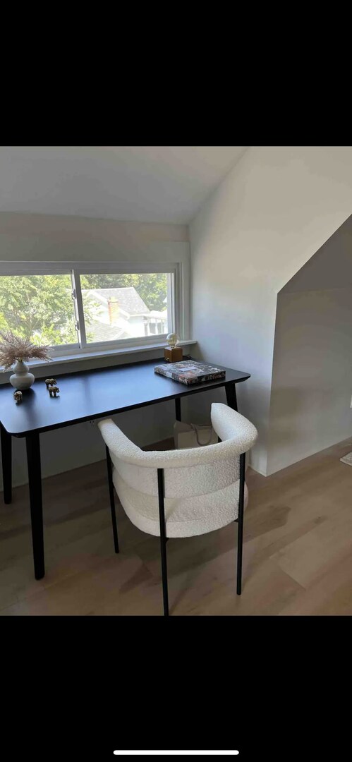 Building Photo - Gorgeous three bedroom in the heart of Par...