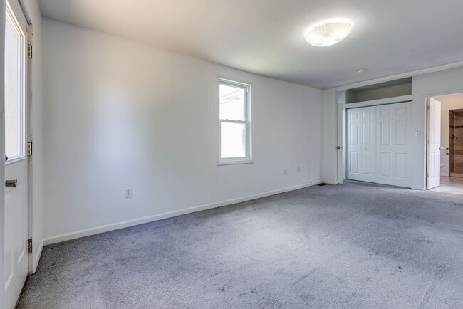 Building Photo - 2823 Cobden St