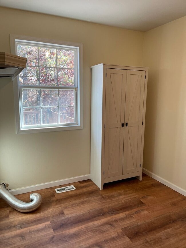 Building Photo - Available November 21st!   6 Month lease