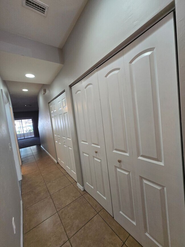 Building Photo - 2 Bed / 2.5 Bath Townhome with Upstairs Office/Sitting Area – Eagle Trace