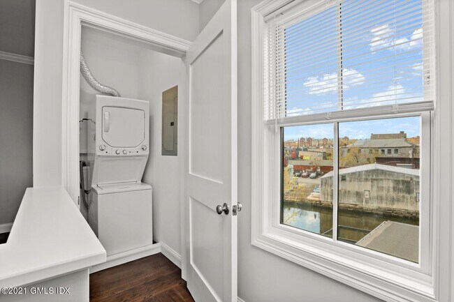 Building Photo - 4 Armonk St