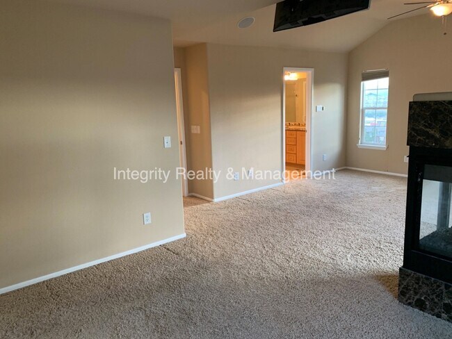Building Photo - 552 Hanging Rock Pl