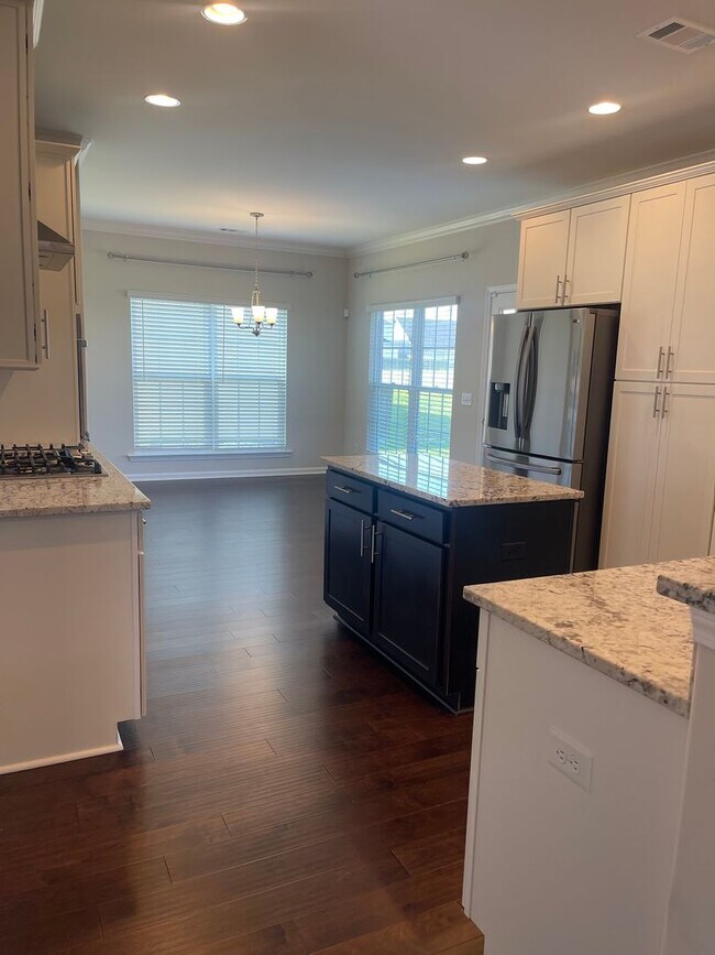 Building Photo - Stunning well kept 4 bed/ 3 bath home!