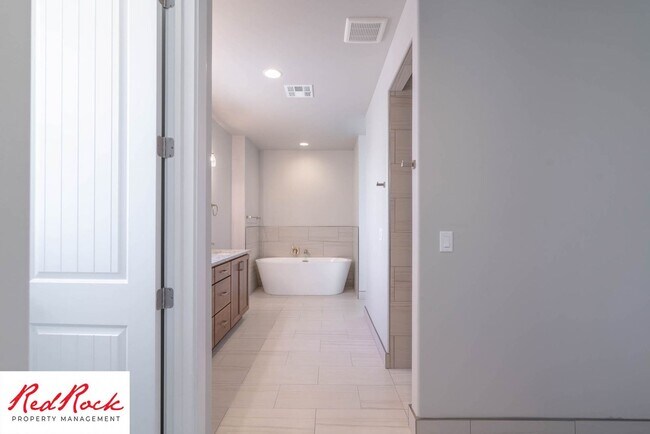 Building Photo - Beautiful 4-Bedroom 2.5 Bath with a 3 Car ...