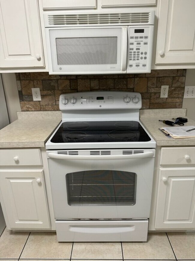 Building Photo - 2 bedroom/2 bathroom/2 car garage town hom...