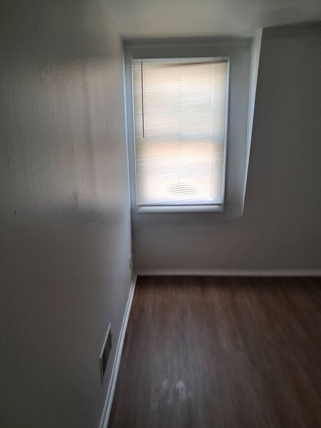 Building Photo - 8836eN95thM