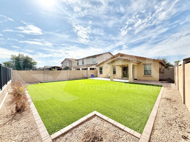 Building Photo - 1032 E Daniella Dr